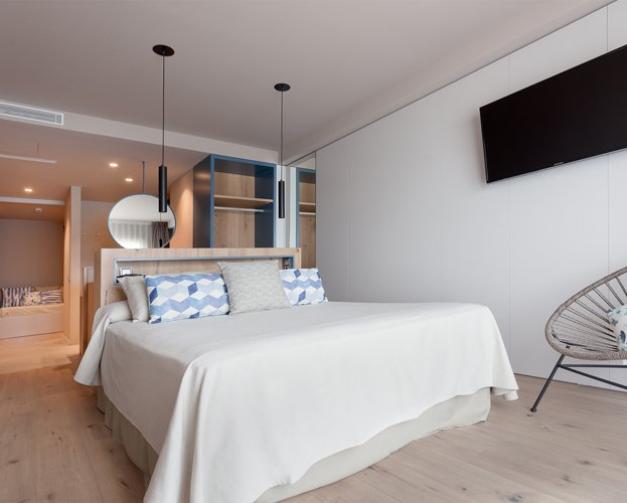 Suite con cama doble con tv en Hotel Marítim