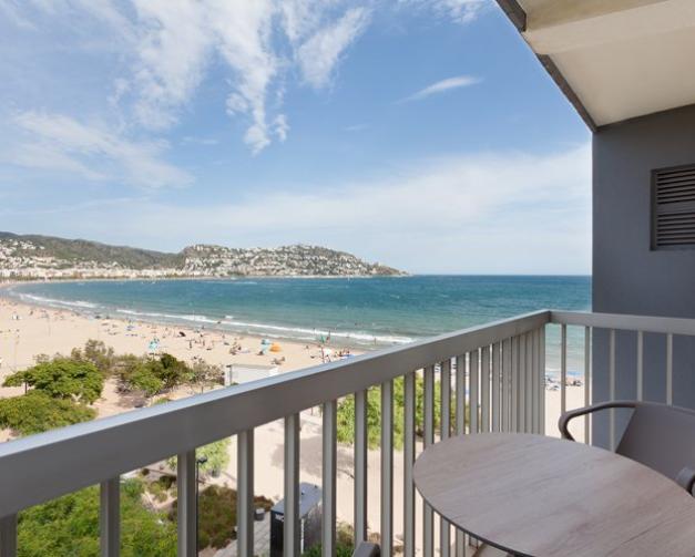 Chambre avec balcon donnant sur la mer à Roses