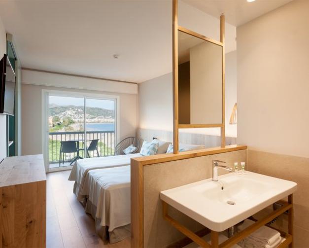 Salle de bain ouverte avec vue sur la mer, chambre De Luxe Mar à l'hôtel Marítim