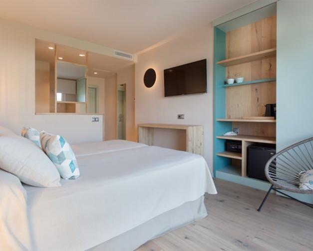 Amplia habitación con dos camas en Roses