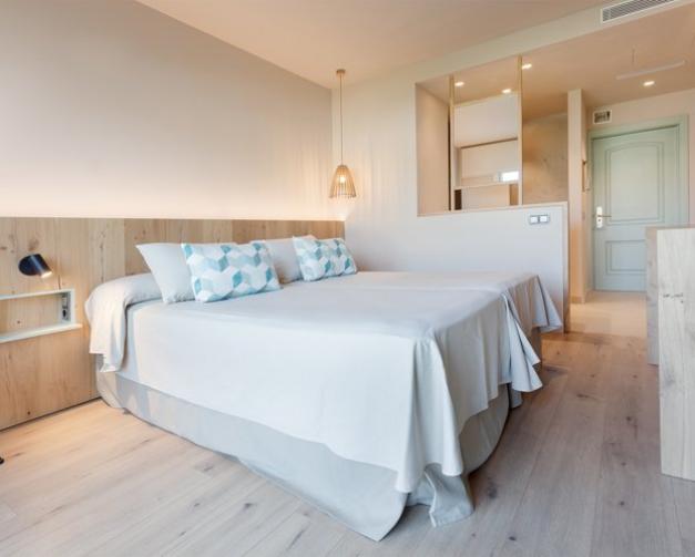 Habitación con cama doble en Hotel Marítim de Roses