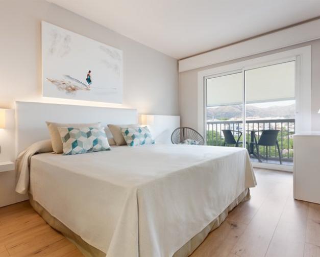 Deux lits dans la chambre De Luxe Mar de l'hôtel Marítim