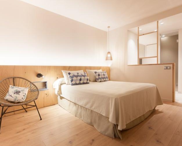 Habitación diáfana con parquet en Roses