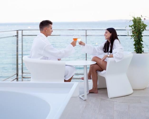 Pareja en terraza de la habitación Panoramic Premium en Roses