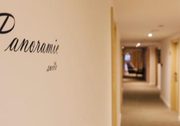 Puerta habitación Panoramic Premium en Hotel Marítim