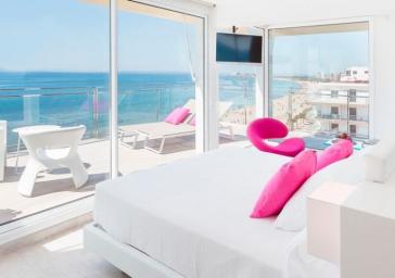 Habitación con tv y vistas en Hotel Marítim