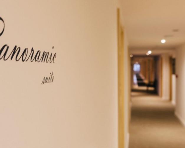 Puerta habitación Panoramic Premium en Hotel Marítim