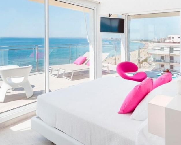 Habitación con tv y vistas en Hotel Marítim