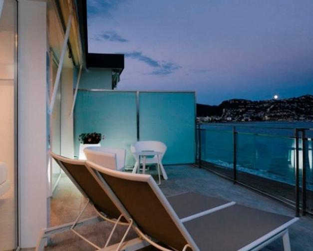 Habitación con hamacas en terraza con vistas en Roses