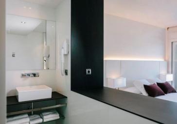 Baño con vista al dormitorio