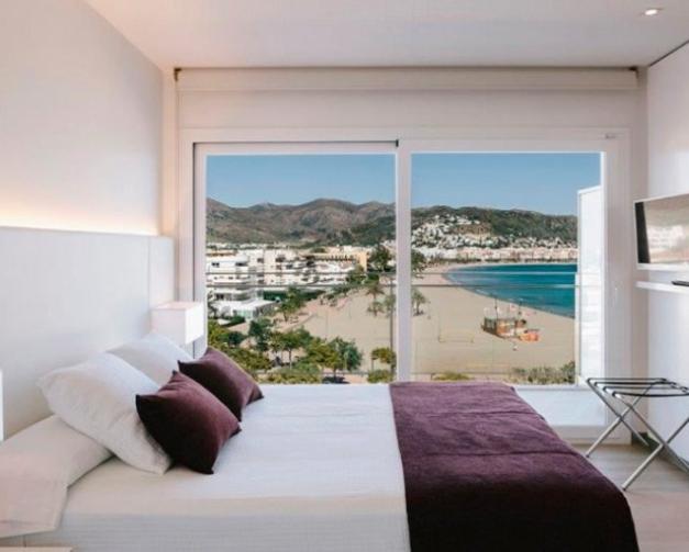Habitación doble con vistas a la bahía de Roses en la Costa Brava
