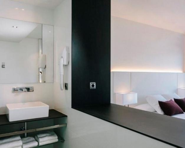 Baño con vista al dormitorio