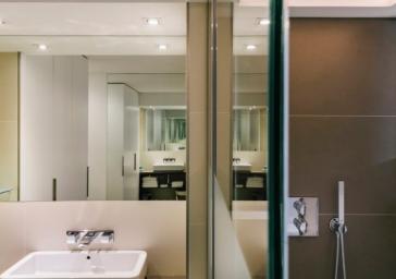 Baño con ducha en habitación premium del Hotel Marítim