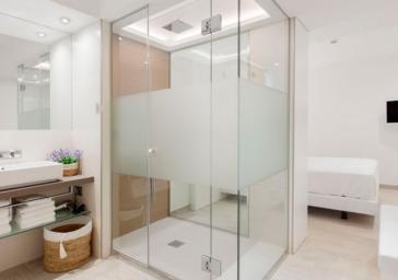 Amplia ducha moderna en Hotel de Roses