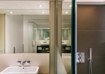 Bany amb dutxa en habitació premium de l'Hotel Marítim