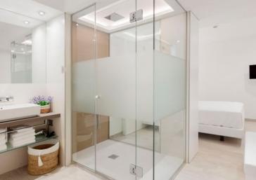 Àmplia dutxa moderna a Hotel de Roses