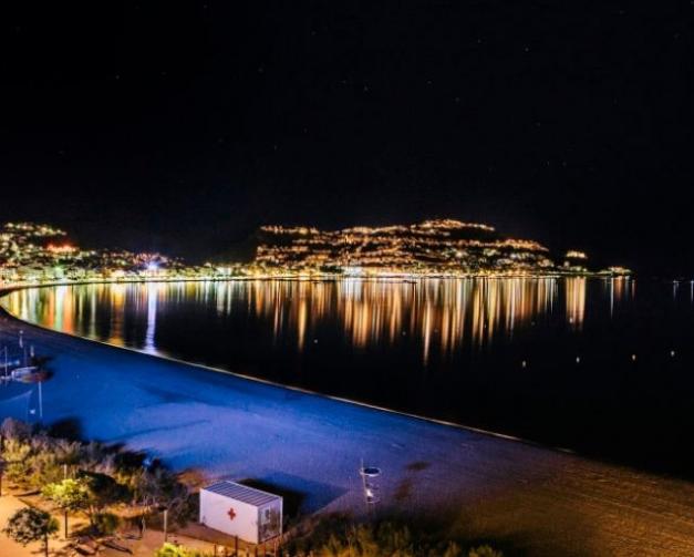 Vue sur la baie de Rosas la nuit
