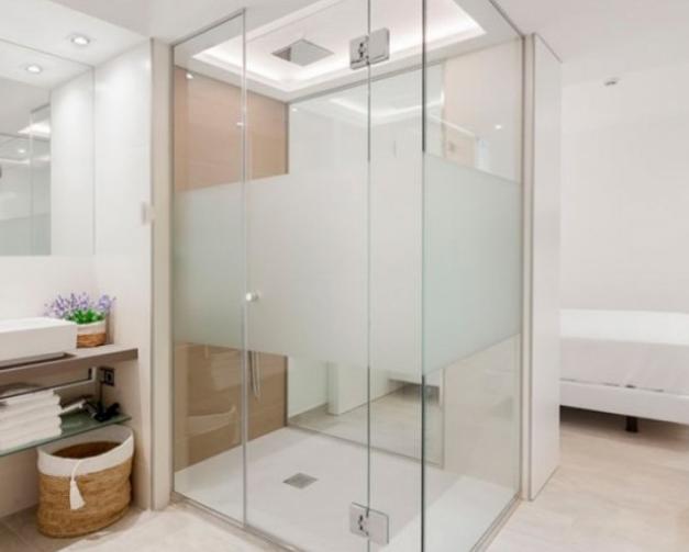 Grande douche moderne à l'Hôtel de Roses