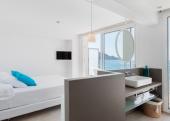 Premium Zimmer mit Bett und Bad mit Meerblick in Roses