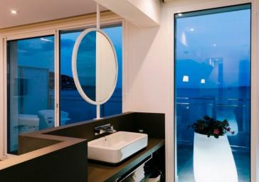 Baño con vistas al mar en habitación de Roses