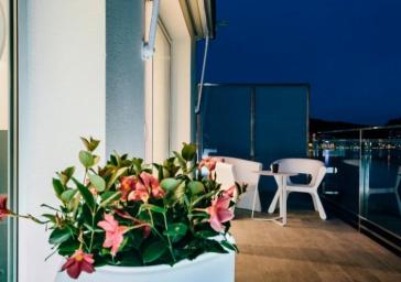 Terraza con mesa en habitación premium del Hotel Marítim