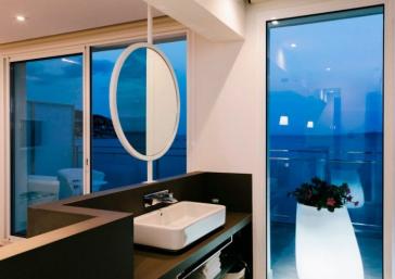 Bany amb vistes a la mar en habitació de Roses