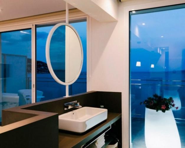 Salle de bain avec vue sur la mer dans la chambre Roses