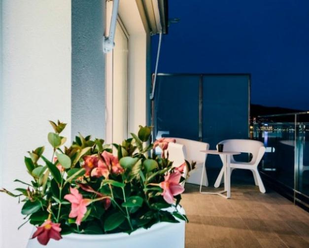 Terrasse avec table dans la chambre premium de l'hôtel Marítim