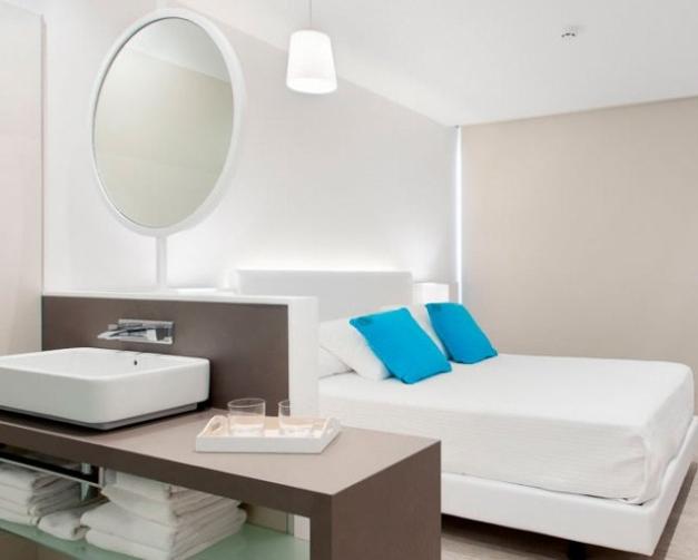 Suite avec dressing ouvert à Roses