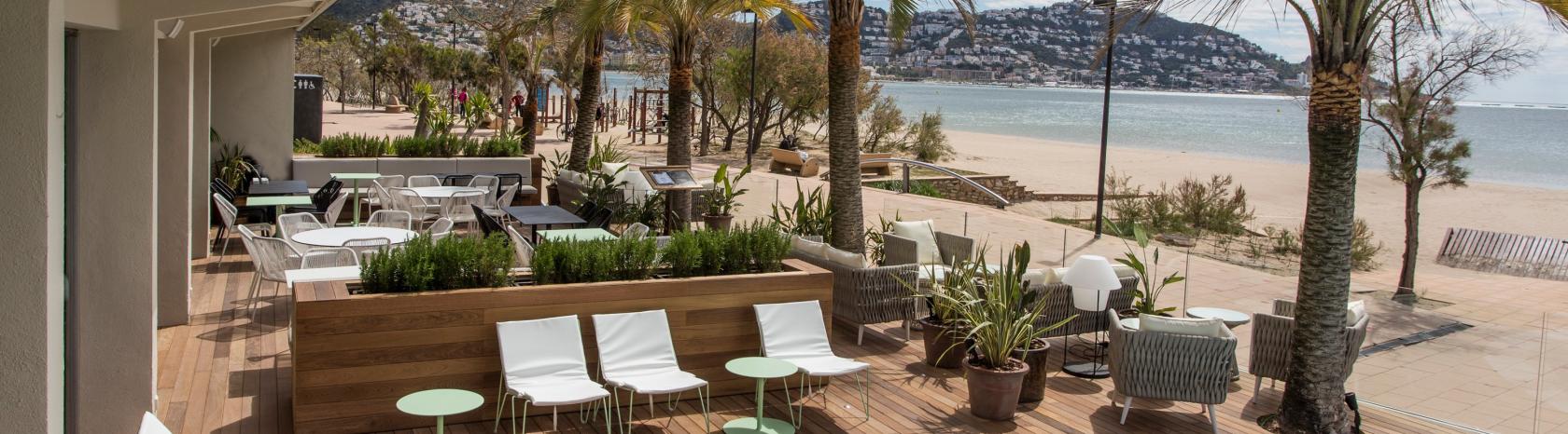 Terraza con piscina y vistas al mar Hotel Marítim Roses Costa Brava