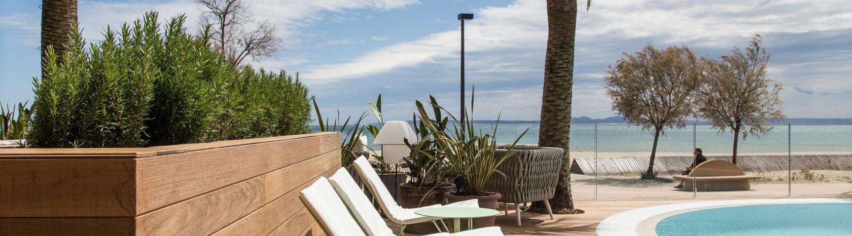 Terraza con piscina y vistas al mar, palmeras Hotel Marítim Roses Costa Brava