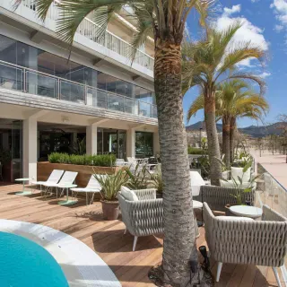 Terraza con piscina a pie de playa Hotel Marítim Roses Costa Brava