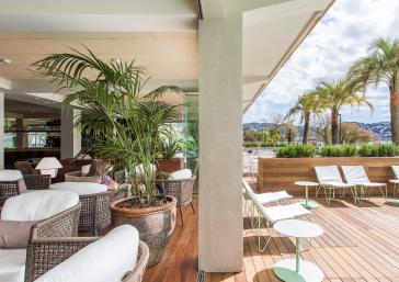 Bar amb terrassa a l'Hotel Marítim