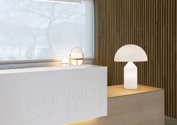 Nom de l'establiment al mostrador de l'Hotel Marítim