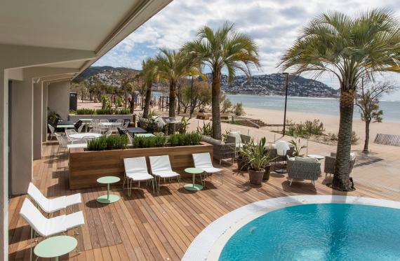 Terrassa amb piscina amb vistes a la mar Roses